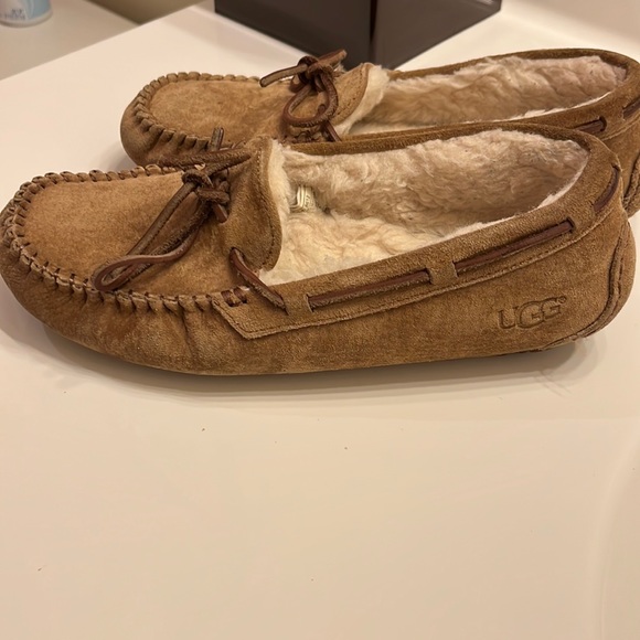 UGG Women’s Dakota Moccasins in Chestnut- size US 7 - Picture 3 of 4